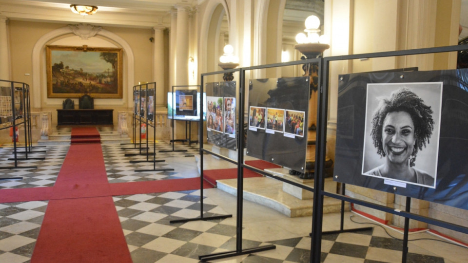 Exposição fotográfica na Câmara Municipal do RJ resgata a trajetória de Marielle Franco