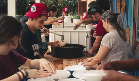 Cozinha solidária do MST distribui milhares de marmitas para atingidos pelas chuvas no Rio Grande do Sul