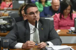 Flávio Bolsonaro quita dívida de R$ 3,4 milhões de mansão comprada em Brasília