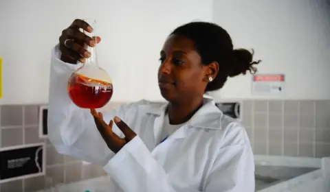 RJ cria bolsas de pesquisa para cientistas mães e cientistas com deficiência