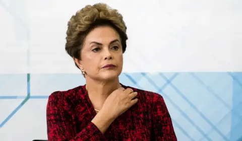 Dilma rebate provocação por viajar na primeira classe: ‘Sou presidente de banco’