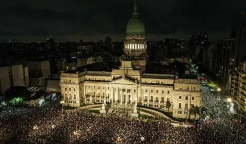 Argentinos reagem com panelaço a megadecreto de Milei com 300 medidas