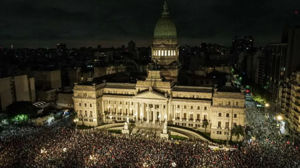 Argentinos reagem com panelaço a megadecreto de Milei com 300 medidas