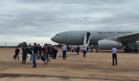 Terceiro grupo de brasileiros repatriados da Faixa de Gaza desembarca no Brasil