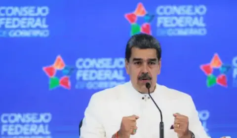 Crise na Venezuela: Oposição reúne milhares em ato; Maduro diz ter as atas