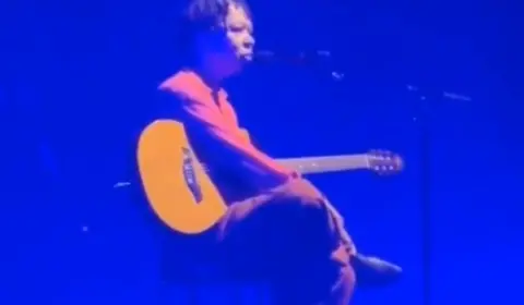 Em show no RJ, Djavan protesta contra afundamento causado pela Braskem em Maceió