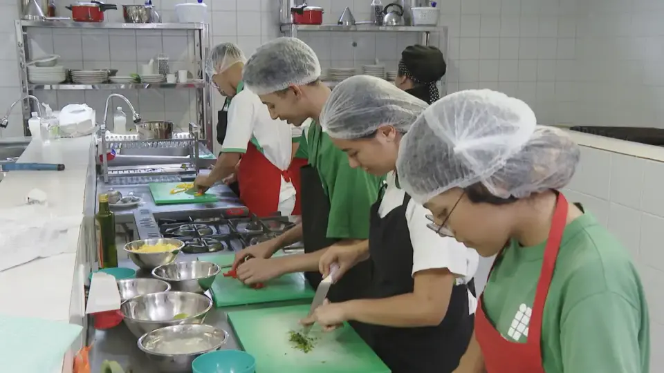 Ensino técnico aumenta chances de jovens entrarem no mercado de trabalho, aponta pesquisa