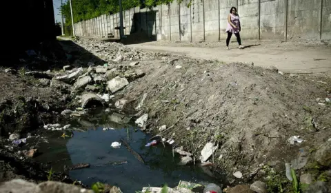 Volume de esgoto não tratado por dia no Brasil é de 5 mil piscinas olímpicas