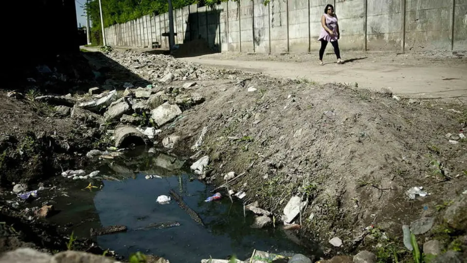 Volume de esgoto não tratado por dia no Brasil é de 5 mil piscinas olímpicas