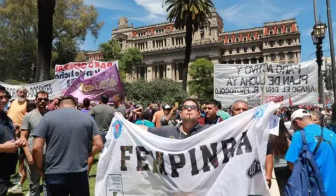 População desafia protocolo autoritário e faz protesto massivo contra o governo Milei