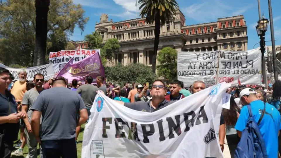 População desafia protocolo autoritário e faz protesto massivo contra o governo Milei