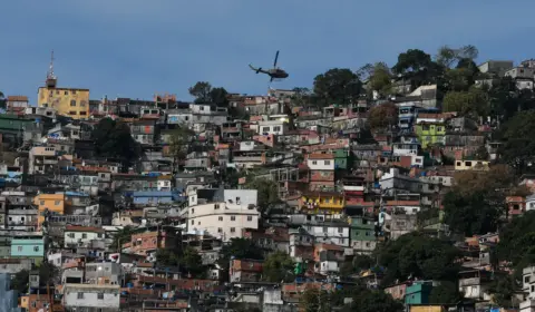 Polícia entra mais nas casas de pessoas negras e pobres, diz estudo do Ipea