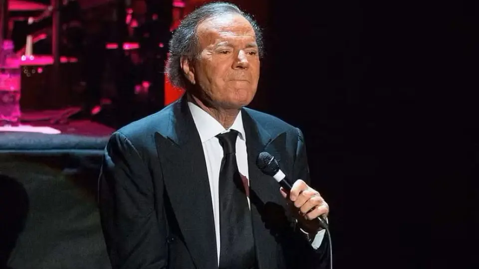 Julio Iglesias é detido no aeroporto por levar 42 kg de alimentos na bagagem