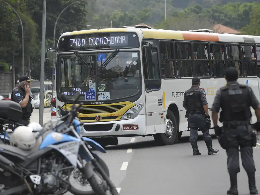 Blitz policial militar revista ônibus com destino às praias.