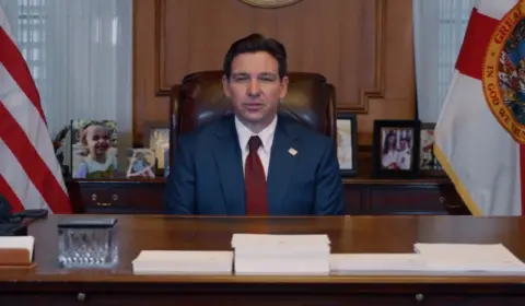 DeSantis desiste de candidatura e anuncia apoio a Donald Trump nas primárias