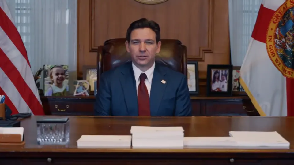 DeSantis desiste de candidatura e anuncia apoio a Donald Trump nas primárias