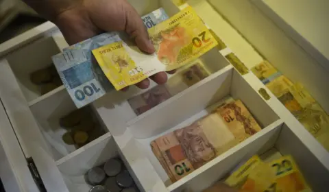 Salário mínimo de R$ 1.412 entra em vigor nesta segunda-feira