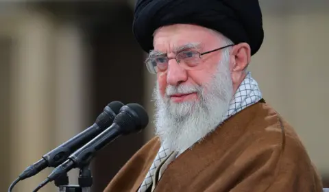 Aiatolá Ali Khamenei promete ‘resposta dura’ a atentado que deixou 103 mortos