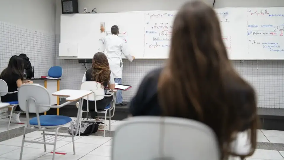 Bolsas para alunos do ensino médio podem começar a ser pagas em março