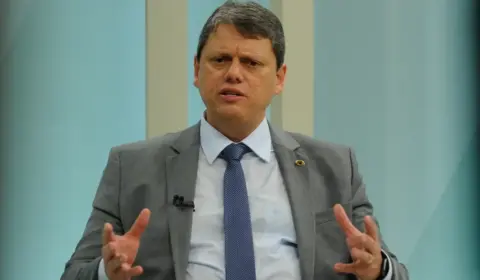 Tarcísio diz que não investirá em câmeras de PMs, apesar de estudos atestarem eficácia