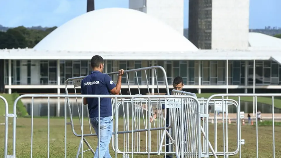 Grades de proteção do Congresso Nacional são retiradas após um ano