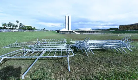 Mesmo não previstas em contrato, grades são retiradas da Câmara dos Deputados