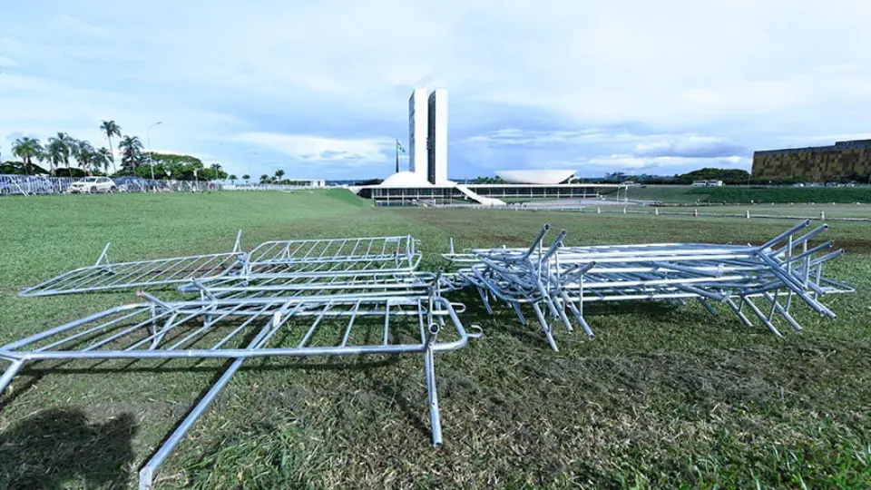 Mesmo não previstas em contrato, grades são retiradas da Câmara dos Deputados