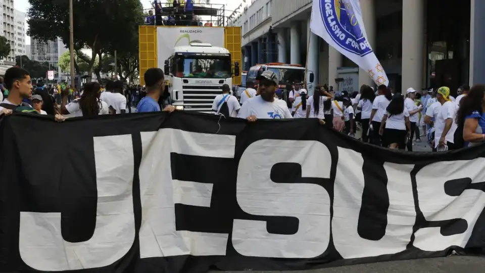 Evangélicos divergem do bolsonarismo em relação a armas, homeschooling e prisão por aborto