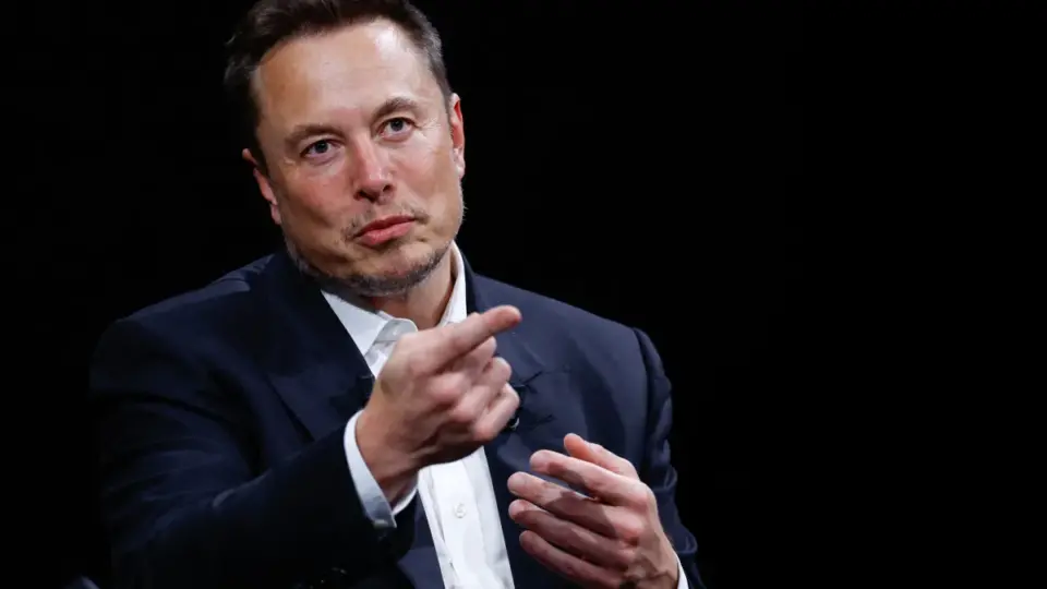 Elon Musk anuncia primeiro implante de chip cerebral em ser humano