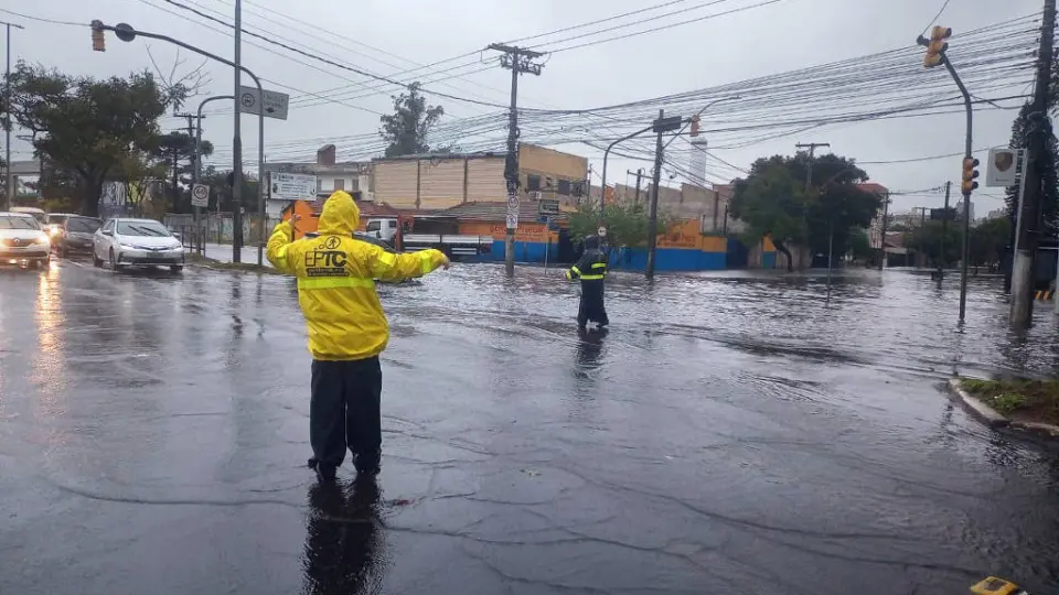 Temporal com ventos de mais de 100 km/ h atinge o RS e causa estragos