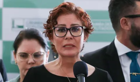 TSE multa Carla Zambelli em R$ 30 mil por propagar notícias falsas sobre e-Título