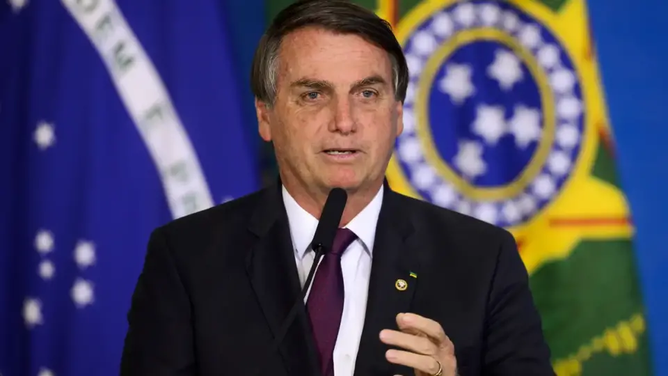 Bolsonaro pede atendimento especial em voo e inclui assessor investigado