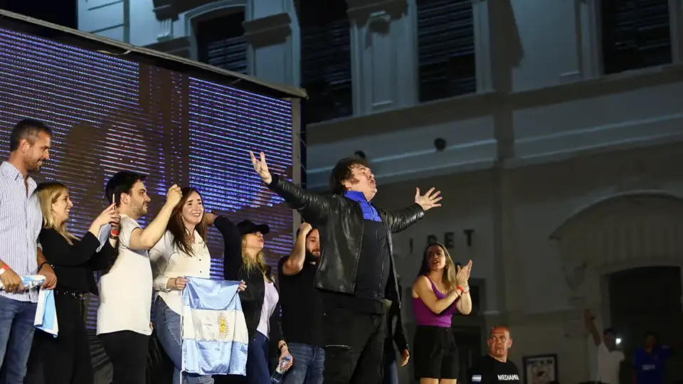 Governo argentino proíbe linguagem inclusiva nas Forças Armadas