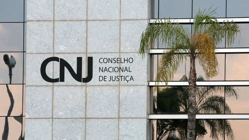 Primeira sessão do CNJ julga ex-juíza da Lava Jato e casos de xenofobia e propina