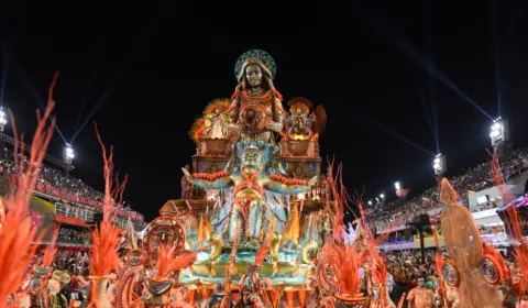 Segunda noite de desfiles na Sapucaí terá homenagens a Alcione e João Cândido