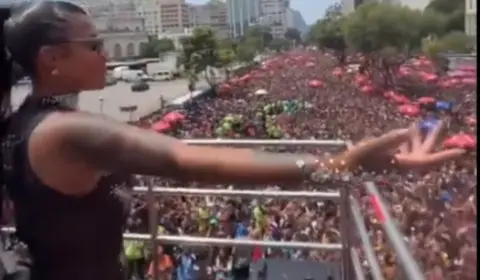 Sob calor escaldante, foliões passam mal e Ludmilla encerra bloco antes da hora