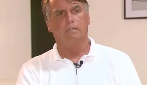 Em entrevista na TV, Bolsonaro volta a apelar para fake news e complica Heleno