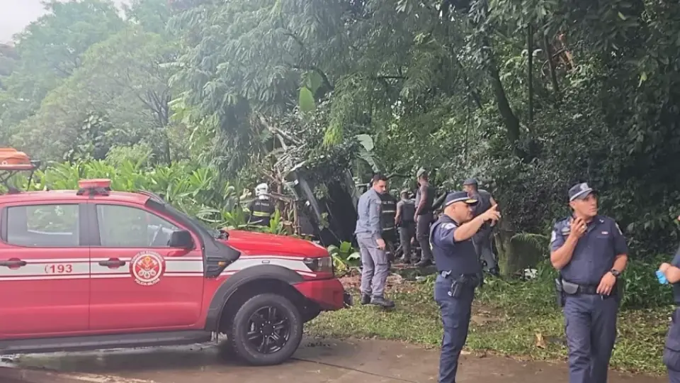 Helicóptero cai em Barueri (SP) e deixa sete pessoas feridas