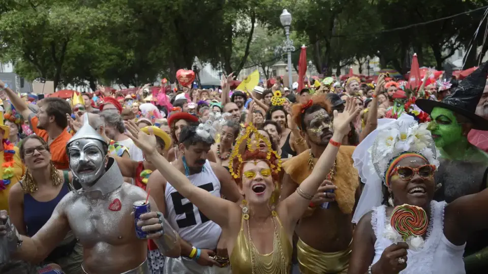 Inmet alerta que Carnaval vai ter onda de calor e chuvas; confira a previsão