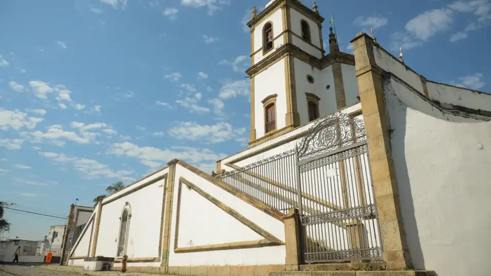 Brasil tem mais estabelecimentos religiosos que escolas e hospitais