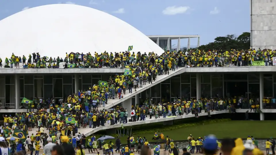 Em novo livro, Xico Sá consegue recontar última década no Brasil sem perder o lirismo