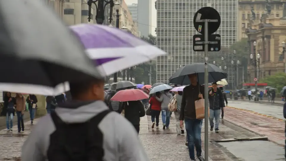 Tempestades terminam, mas chuvas permanecem no fim de semana em SP