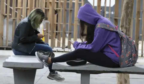 Prefeitura do RJ proíbe uso de celulares em sala de aula e no recreio