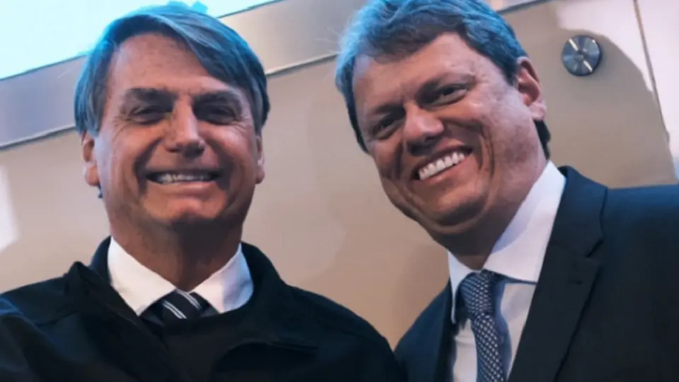 Tarcísio nega golpismo de Bolsonaro em público e atua nos bastidores para esfriar clima no STF