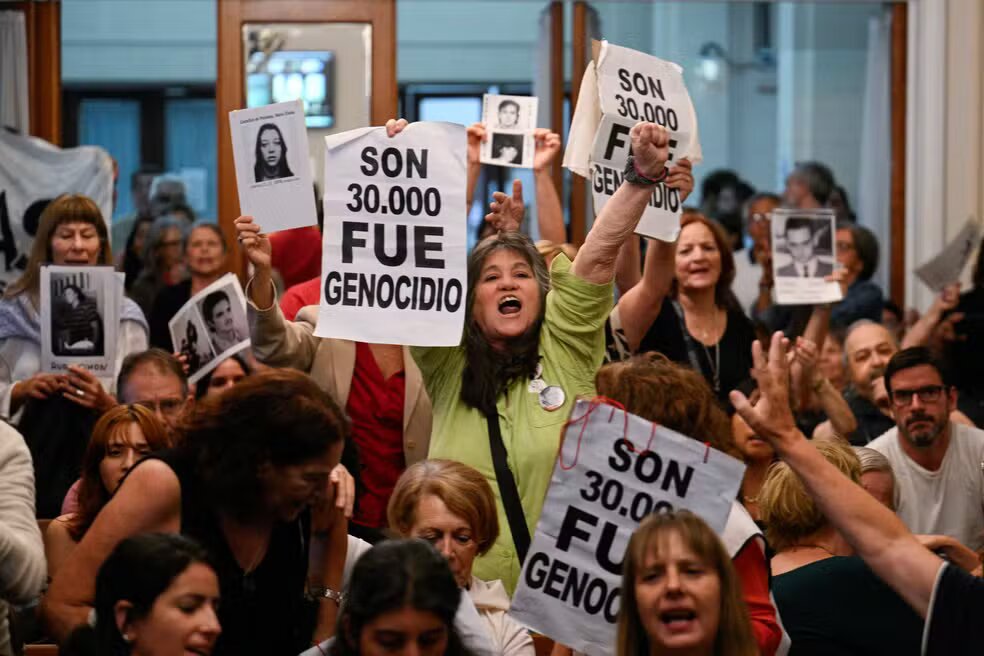 Manifestantes protestam durante julgamento histórico que condenou dez militares à prisão perpétua