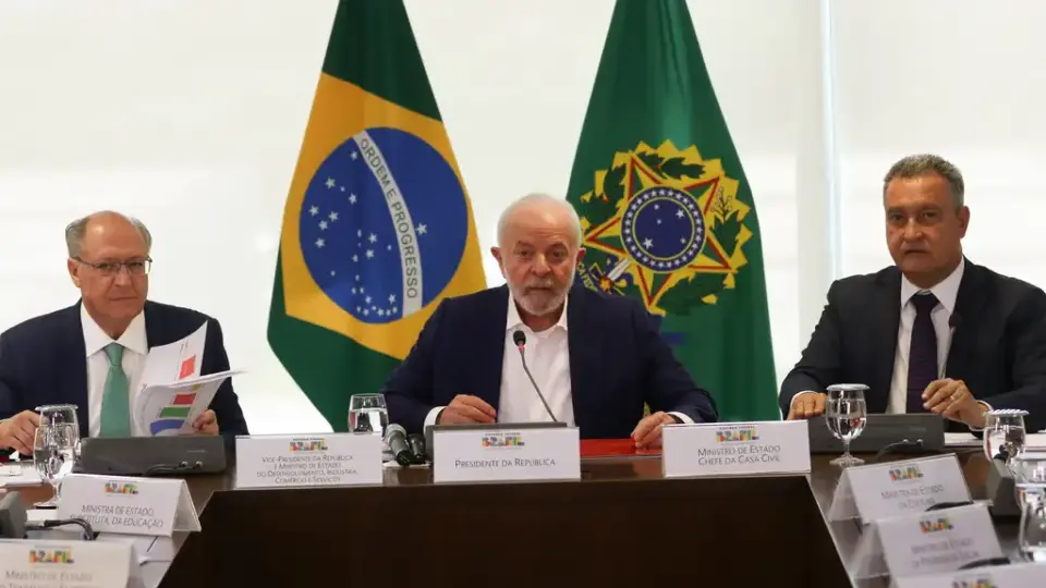 Lula reúne ministros hoje para reagir à queda de popularidade