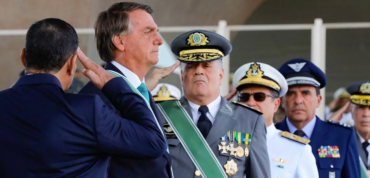 Ex-comandante do Exército em primeiro plano, à frente de Bolsonaro. Isac Nóbrega / PR