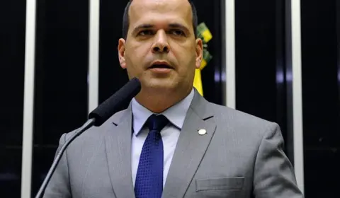 Deputado indiciado por falsificar certificado vacinal tinha cartão com 2ª dose antes da 1ª