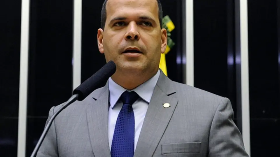 Deputado indiciado por falsificar certificado vacinal tinha cartão com 2ª dose antes da 1ª