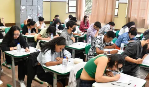 Seis em cada 10 jovens fora da escola voltariam a estudar se tivessem ensino noturno